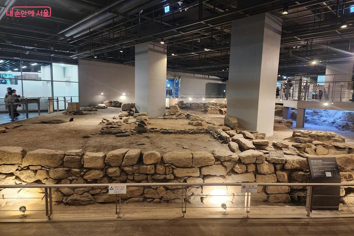 신청사 공사 중 발견된 유물을 전시한 '군기시유적전시실' ⓒ김윤화