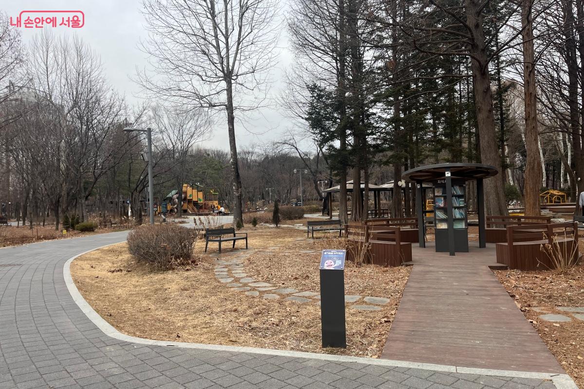 봄의 기운을 느끼며 산책하기 좋은 매헌시민의숲 &copy;김연희