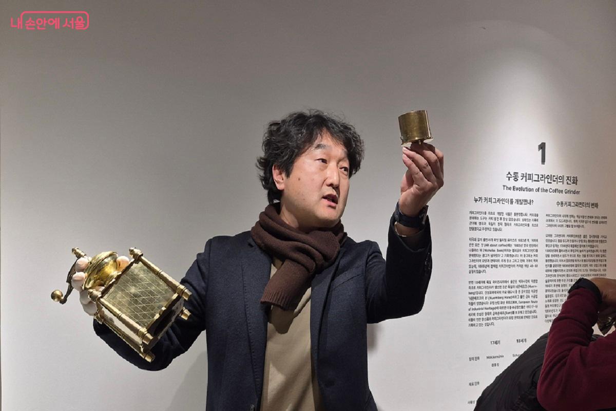 전쟁의 잔해인 포탄으로 평화를 염원하는 커피 그라인더를 만든 이승재 씨의 특별한 컬렉션 &copy;권수진