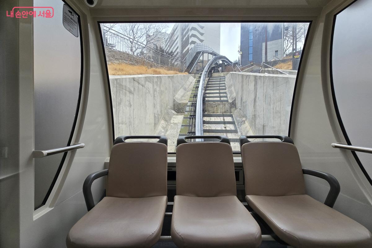 대현산배수지공원 모노레일은 중구 동화동에서 공원까지 110m 가파른 경사로를 잇는다. &copy;조수연