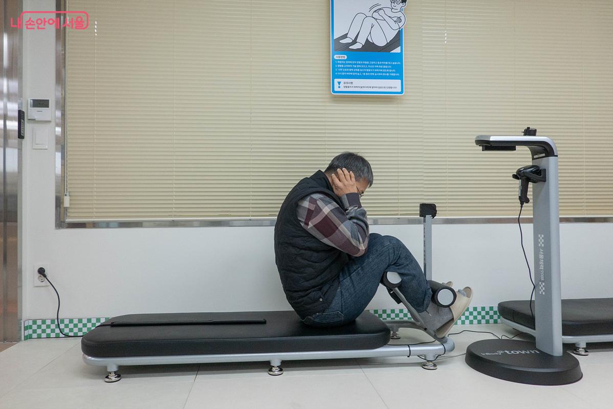 인증 프로그램 중 윗몸일으키기 측정기를 기자가 체험하고 있다. &copy;김인수