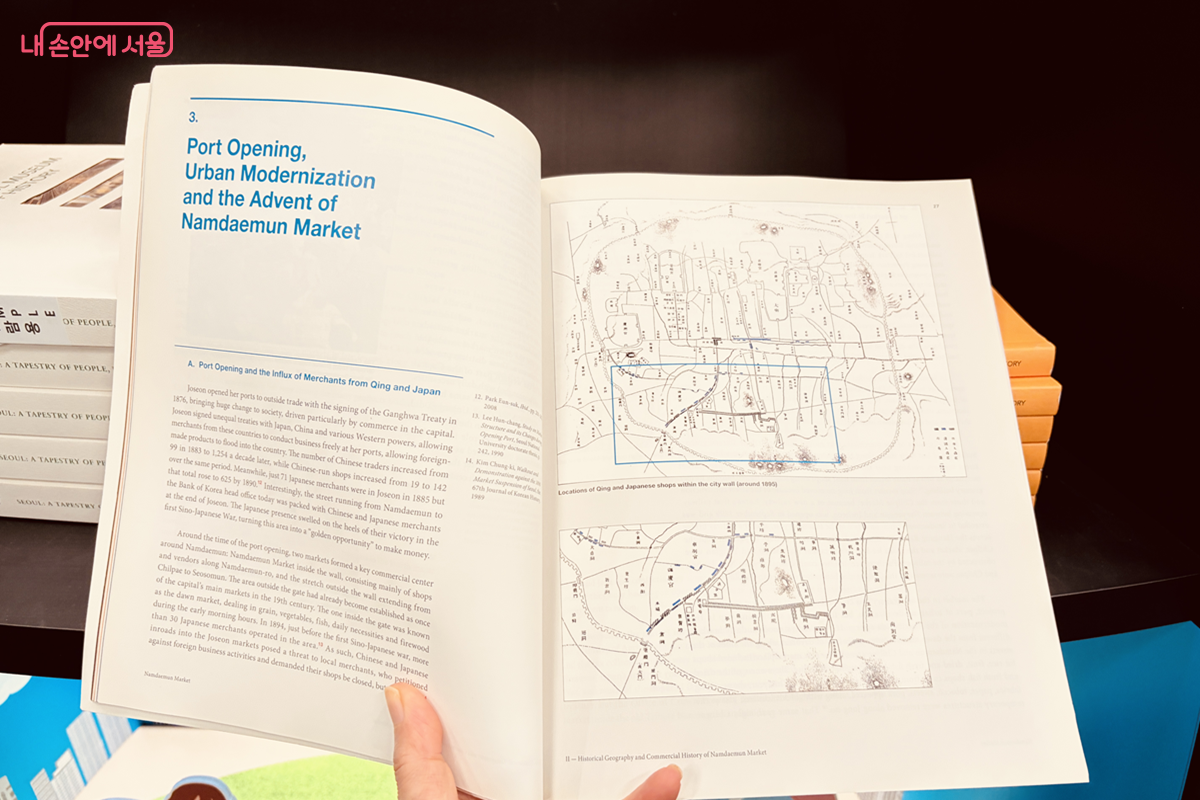 서울갤러리 '서울책방'에 비치되어 있는 도서 &copy; 김경선