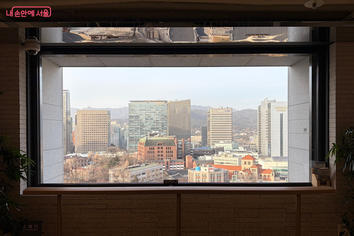 정동전망대 실내에서 바라본 도심 풍경  ⓒ최재준