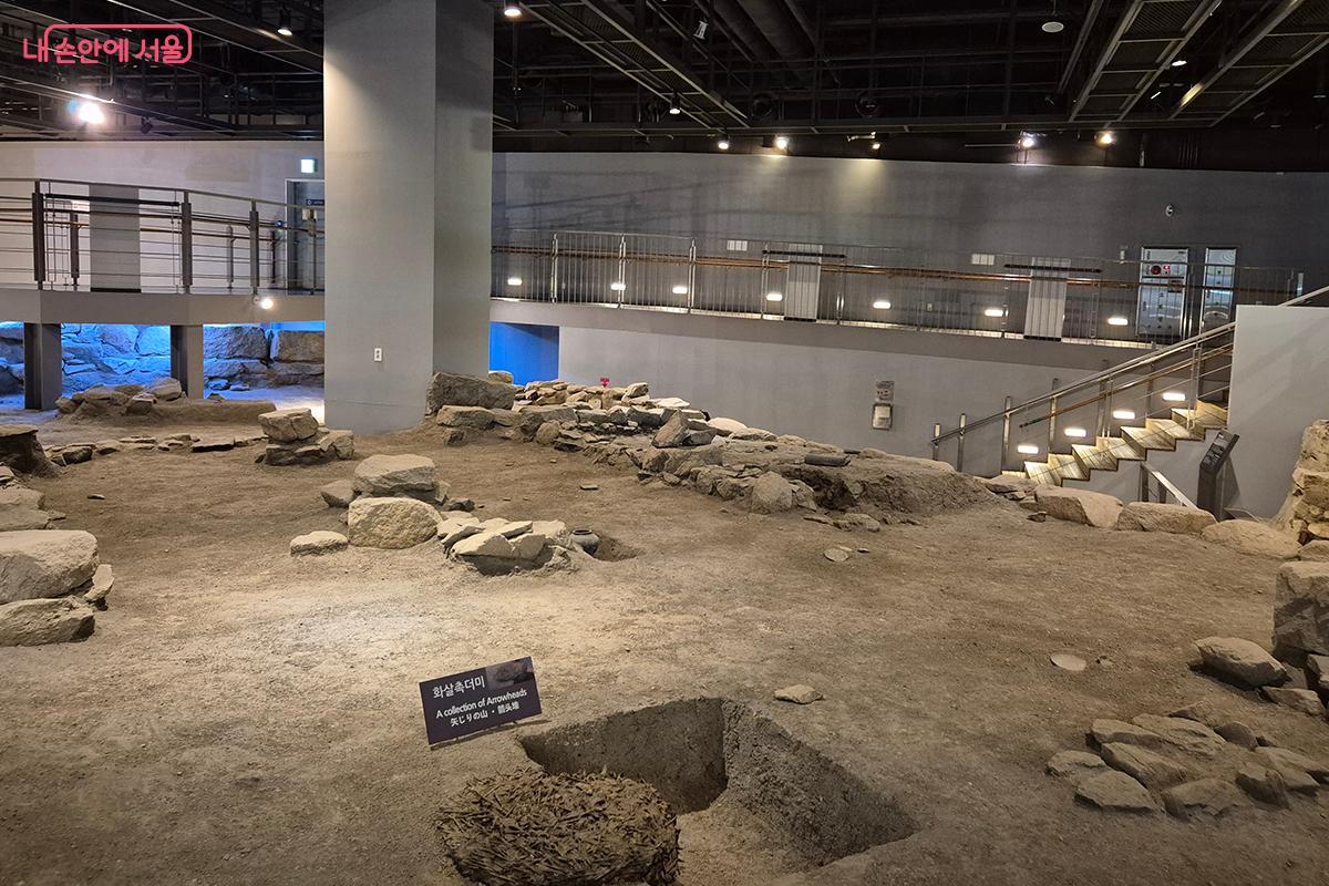 &lsquo;군기시유적전시실&rsquo;에는 보물로 지정된 불랑기자포를 비롯하여 590여점의 유적들이 전시되어 있다.