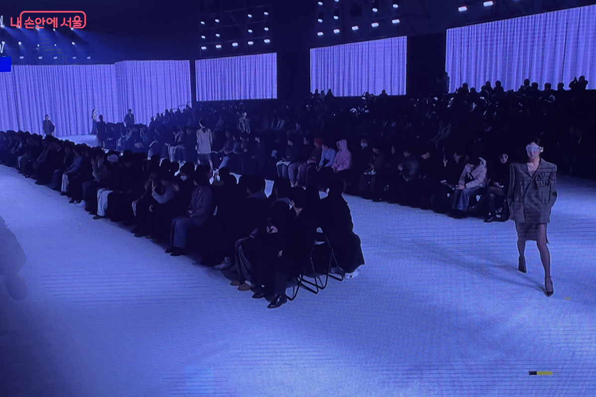 대형 스크린에서 바라본 런웨이 모습은 마치 현장에 와 있는 듯 생생했다. &copy;김경선