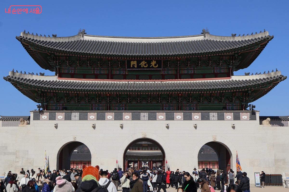 청명한 하늘 아래 우뚝 솟은 광화문을 통해 조선의 법궁으로 들어서는 관람객들의 발길이 이어진다. &copy;김대진  