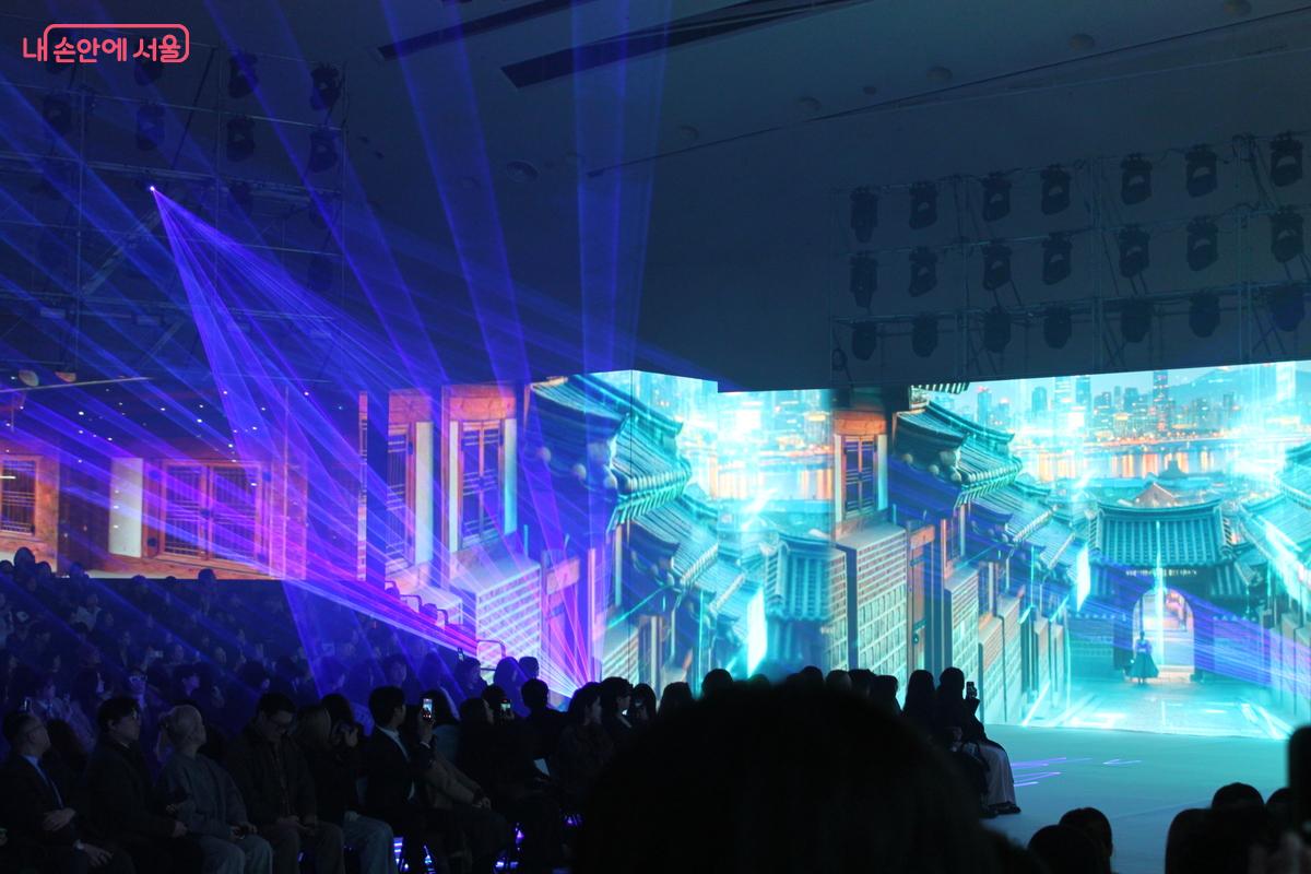 런웨이 시작 전, 한옥을 배경으로 한 감각적인 영상이 상영되었다.