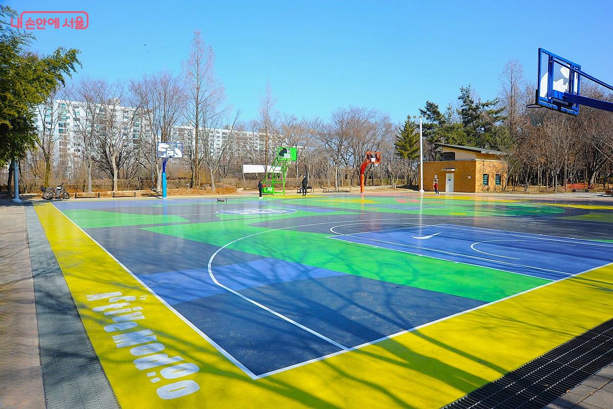 개포東근린공원의 &lsquo;모두의 운동장&rsquo; &copy;조수봉