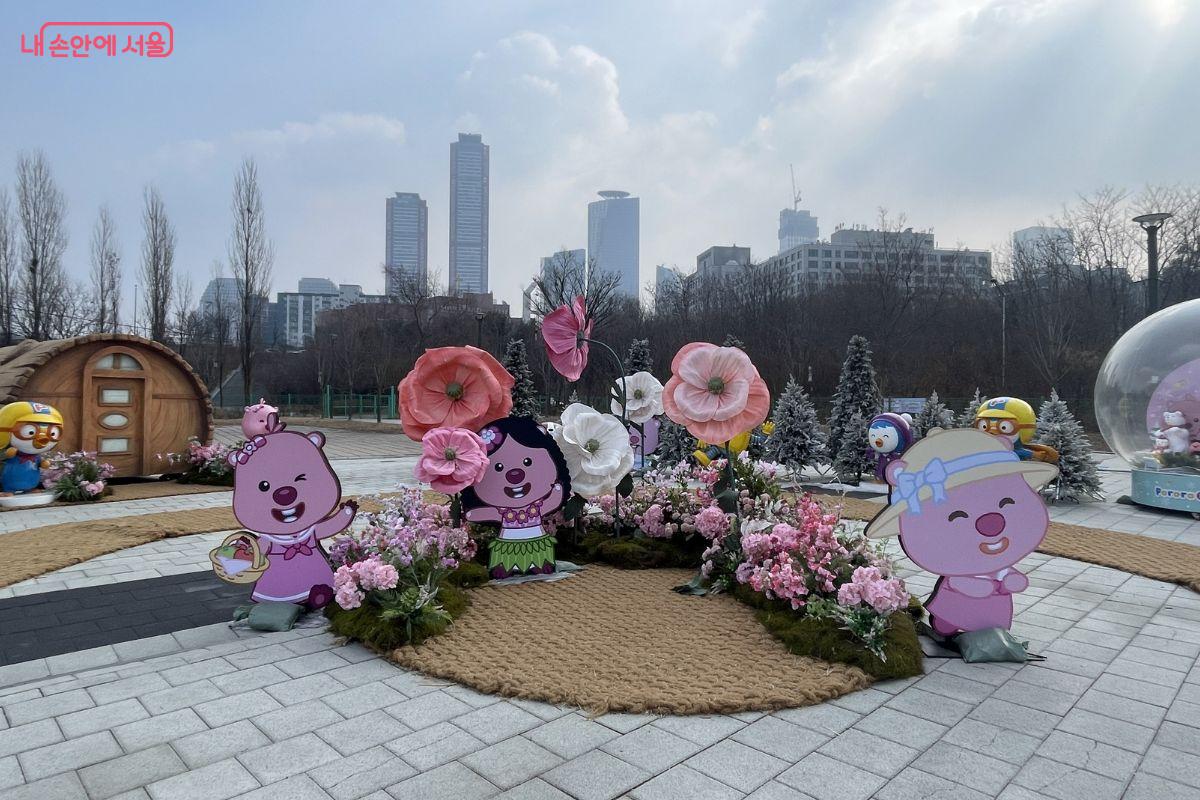 뽀로로 등 캐릭터 조형물 앞에서 기념사진을 남길 수 있다.