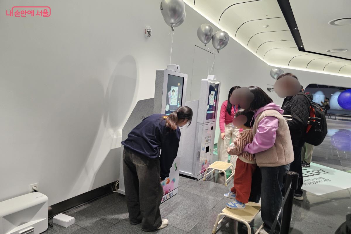 미래서울시민증발급을 위해 사진을 찍고 있다. ⓒ염지연