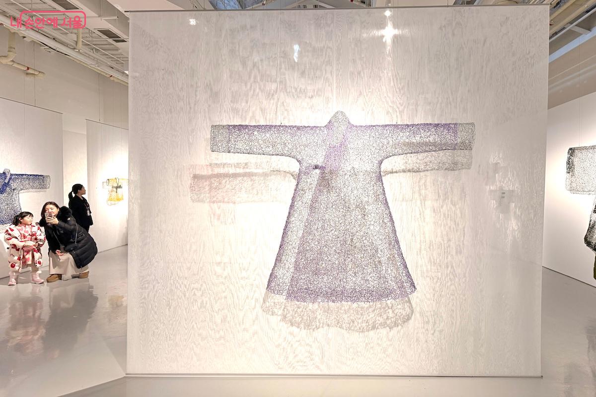 무료로 관람 가능하며 현재 많은 사람들이 몰리고 있어 관람 매너를 지켜야 한다. ©서지희