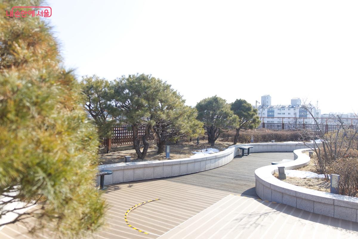 옥상으로 올라가면 '해담뜰'이라는 야외 공간을 이용할 수 있다