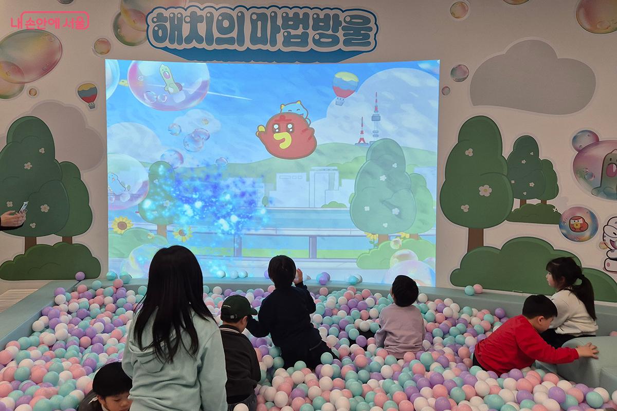&lsquo;해치의 마법 방울&rsquo; 체험 코너에서 즐겁게 놀며 서울시 건강 정책을 체험하는 아이들의 모습 &copy;이혜숙