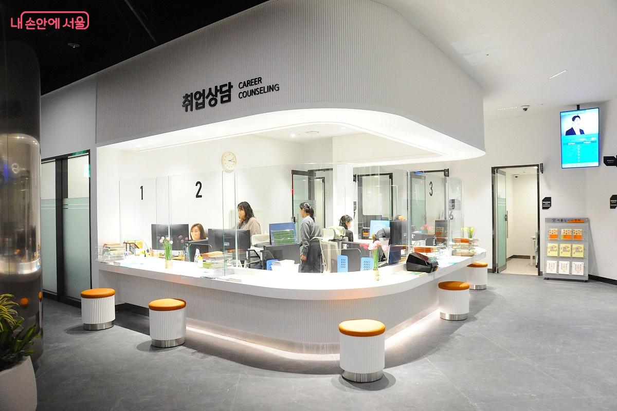 청년활력소의 취업 상담 부스 &copy;조수봉