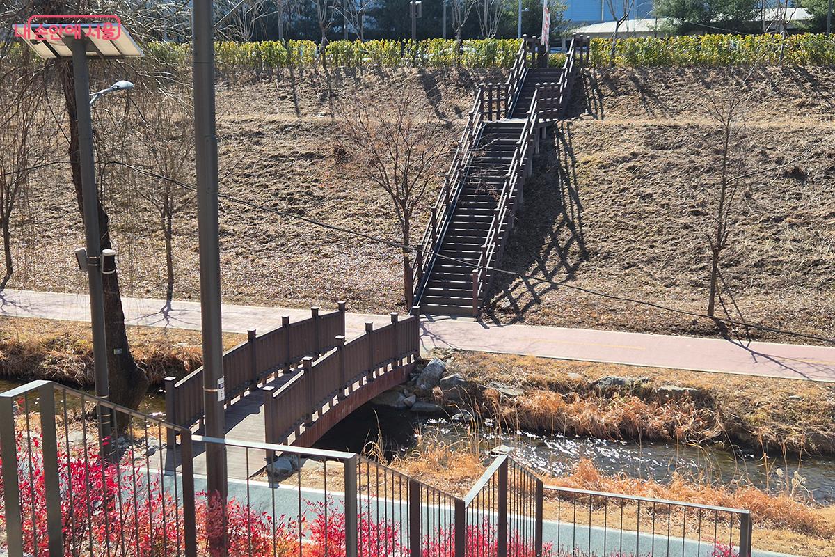 '송파둘레길 장지천 코스'처럼 천천히 걸으며 쉴 수 있는 길이 우리 곁에 있다는 사실에 마음 한편이 든든해진다. ©정향선