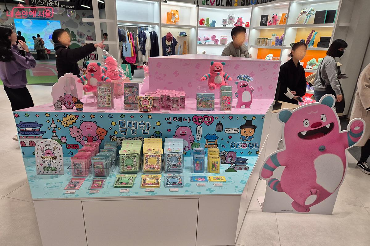 '해치와 친구들' 캐릭터가 들어간 다양한 굿즈를 저렴한 가격에 만나 볼 수 있다.