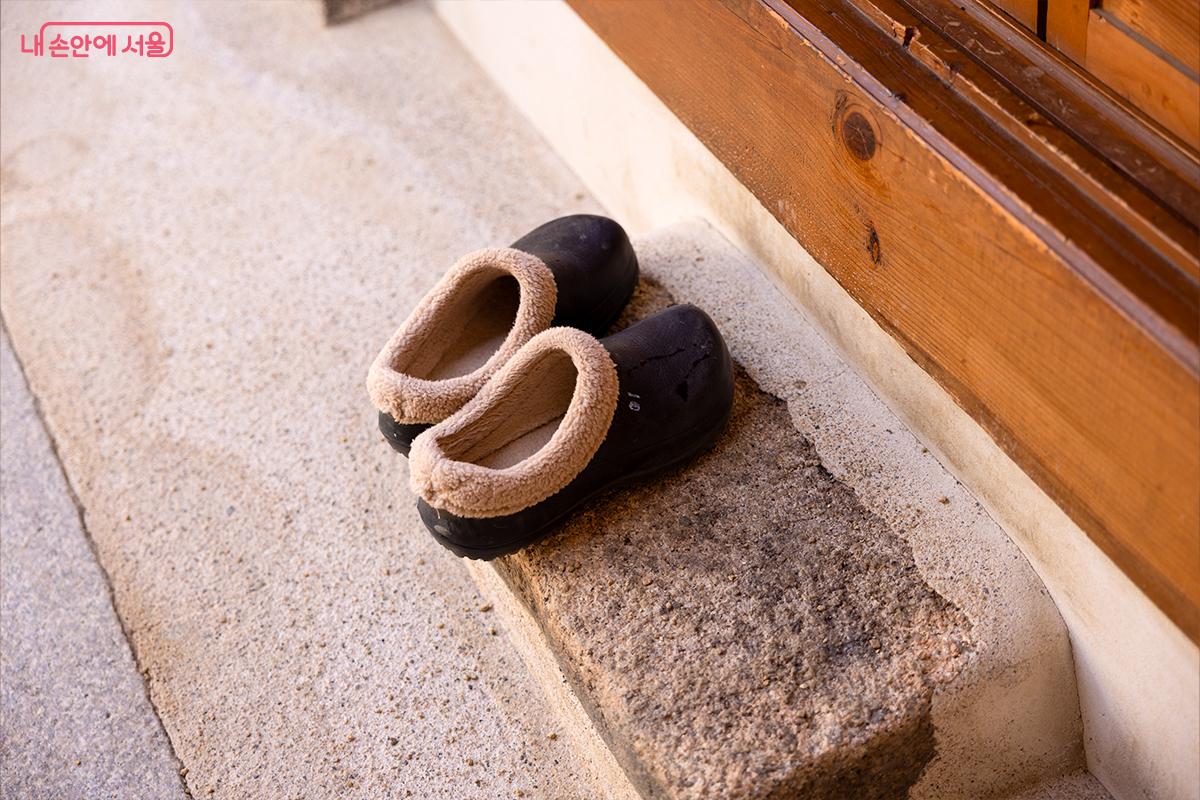 문 앞에 놓인 슬리퍼에서 느껴지는 생활의 온기ⓒ장신자
