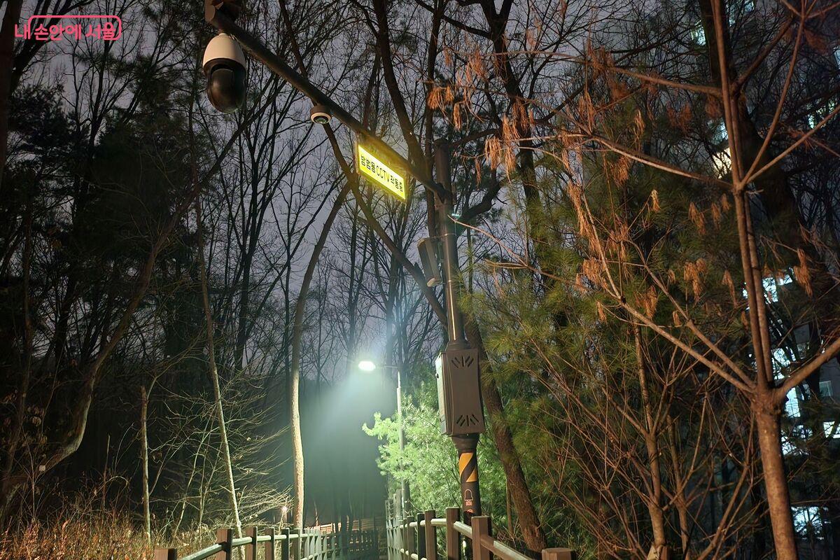 등산로를 걷는 10분 동안 수많은 CCTV를 접할 만큼  촘촘히 설치돼 있었다. &copy;장지영
