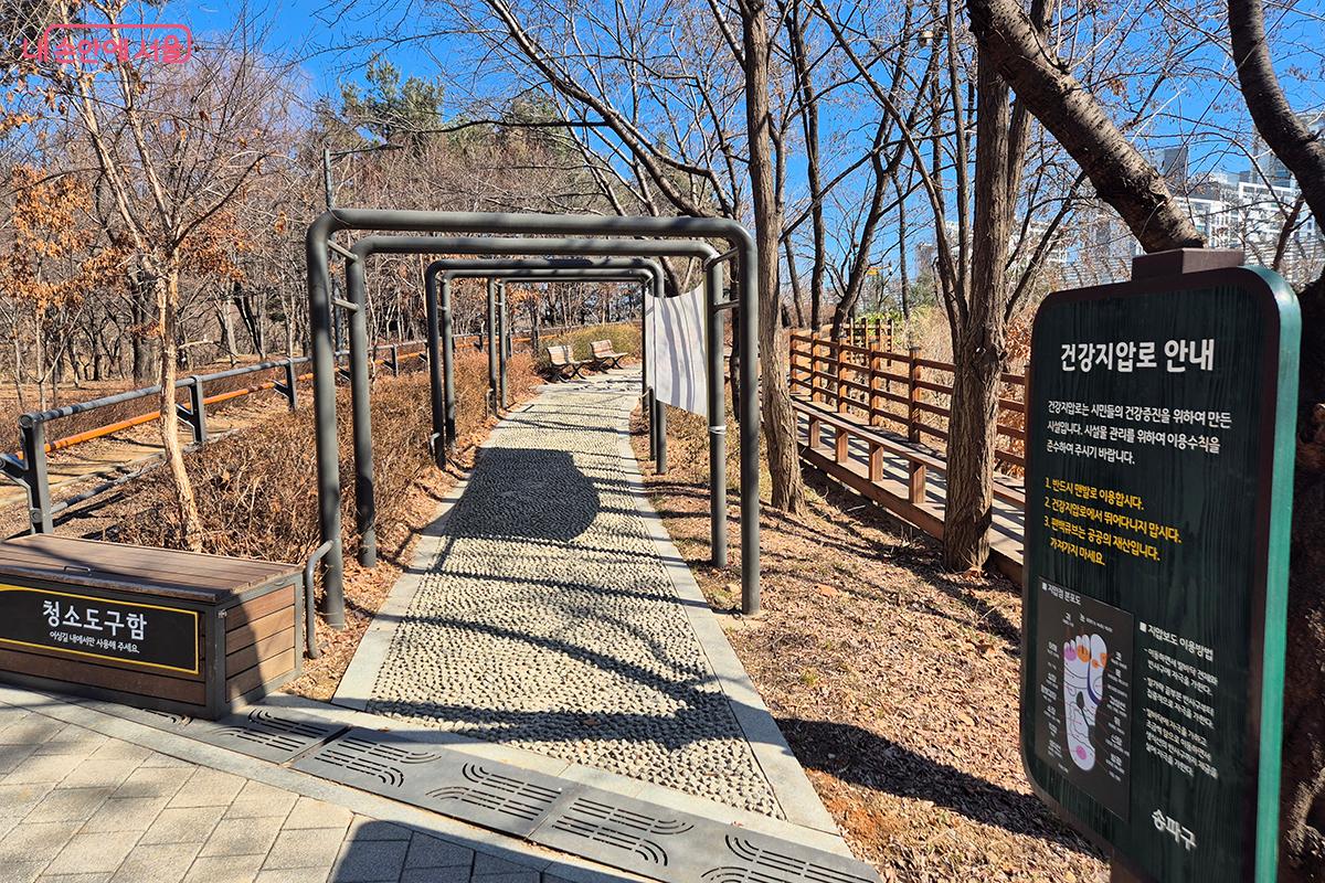 '건강지압로' 길에서 신발을 벗고 맨발로 흙과 자갈 위를 걷는 색다른 경험도 해본다. &copy;정향선