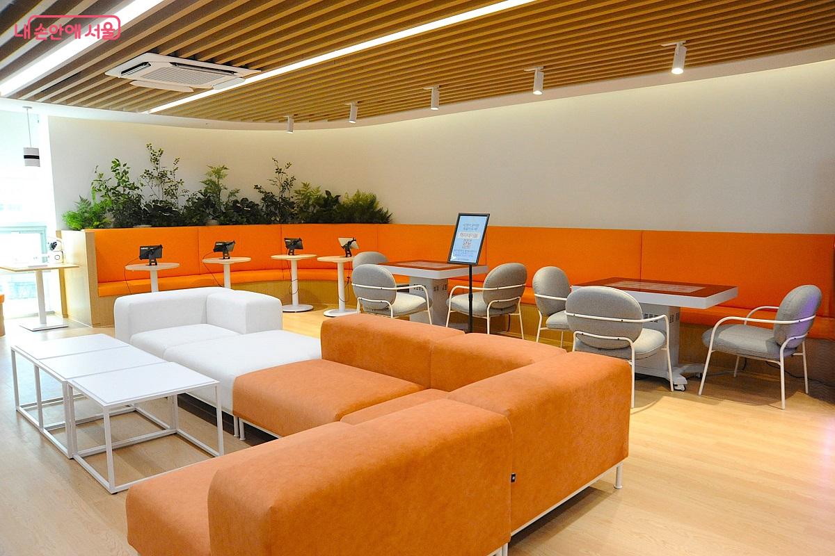 ‘OTT 시청존’, 게임기 ‘해피테이블’ 등 디지털 기기가 설치된 ‘디지털 라이브러리’ ©조수봉