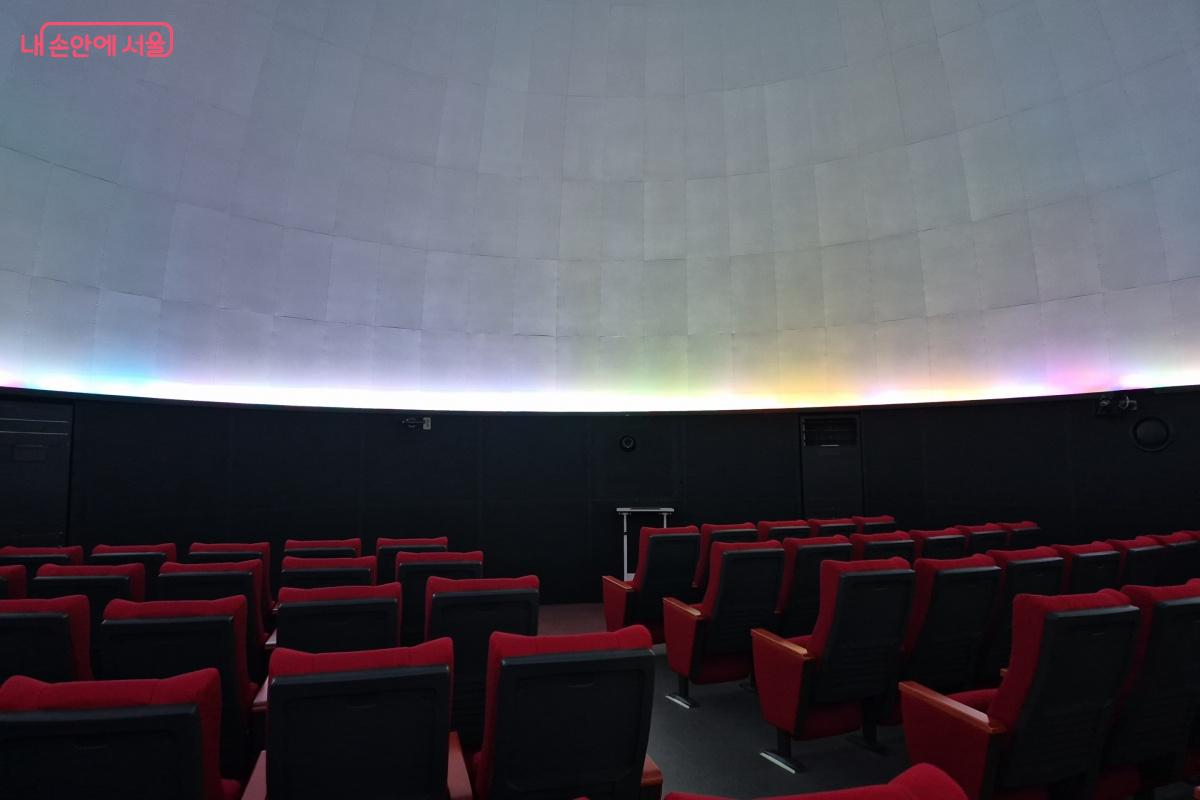 천체투영실 내부입니다.