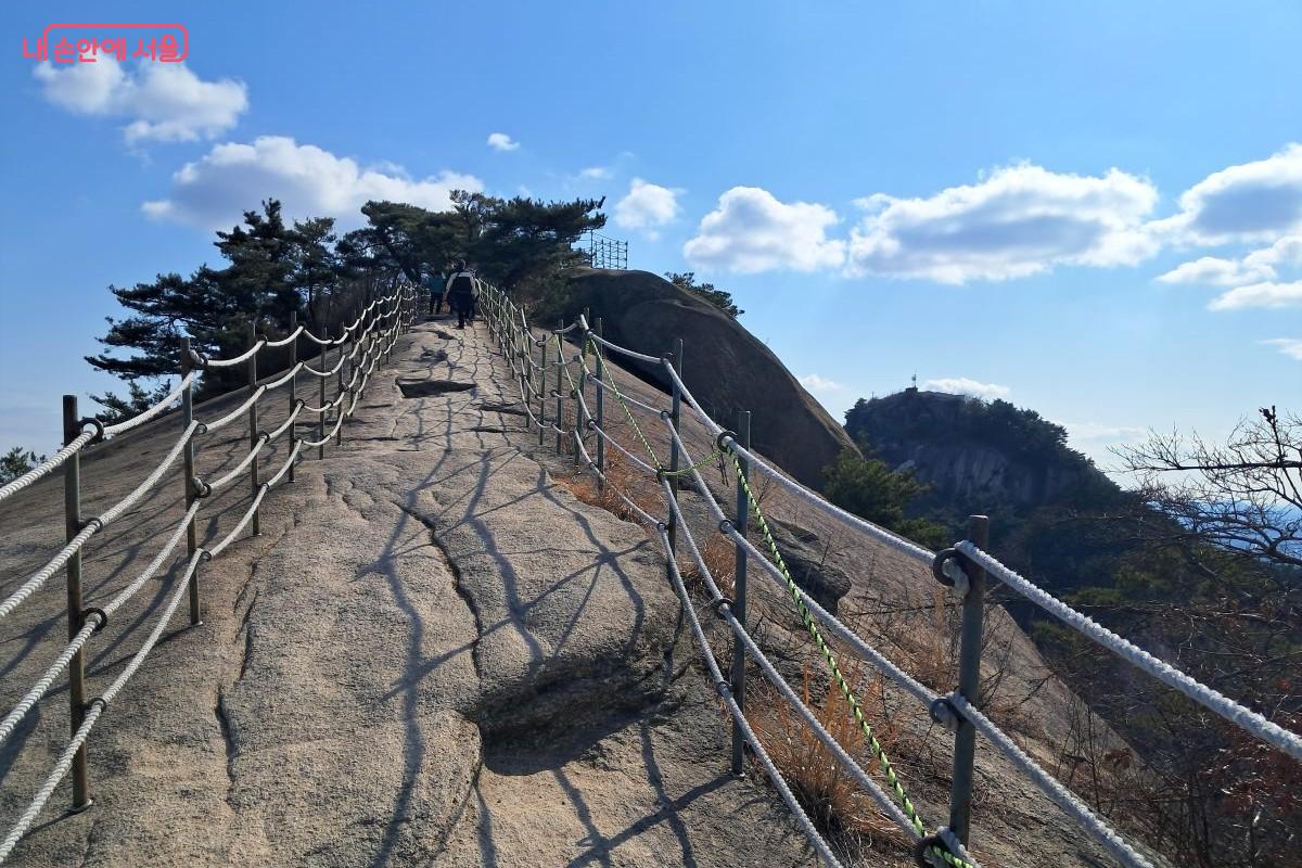 하늘과 맞닿은 거대한 암반, 인왕산 기차바위의 웅장함을 느낄 수 있다.