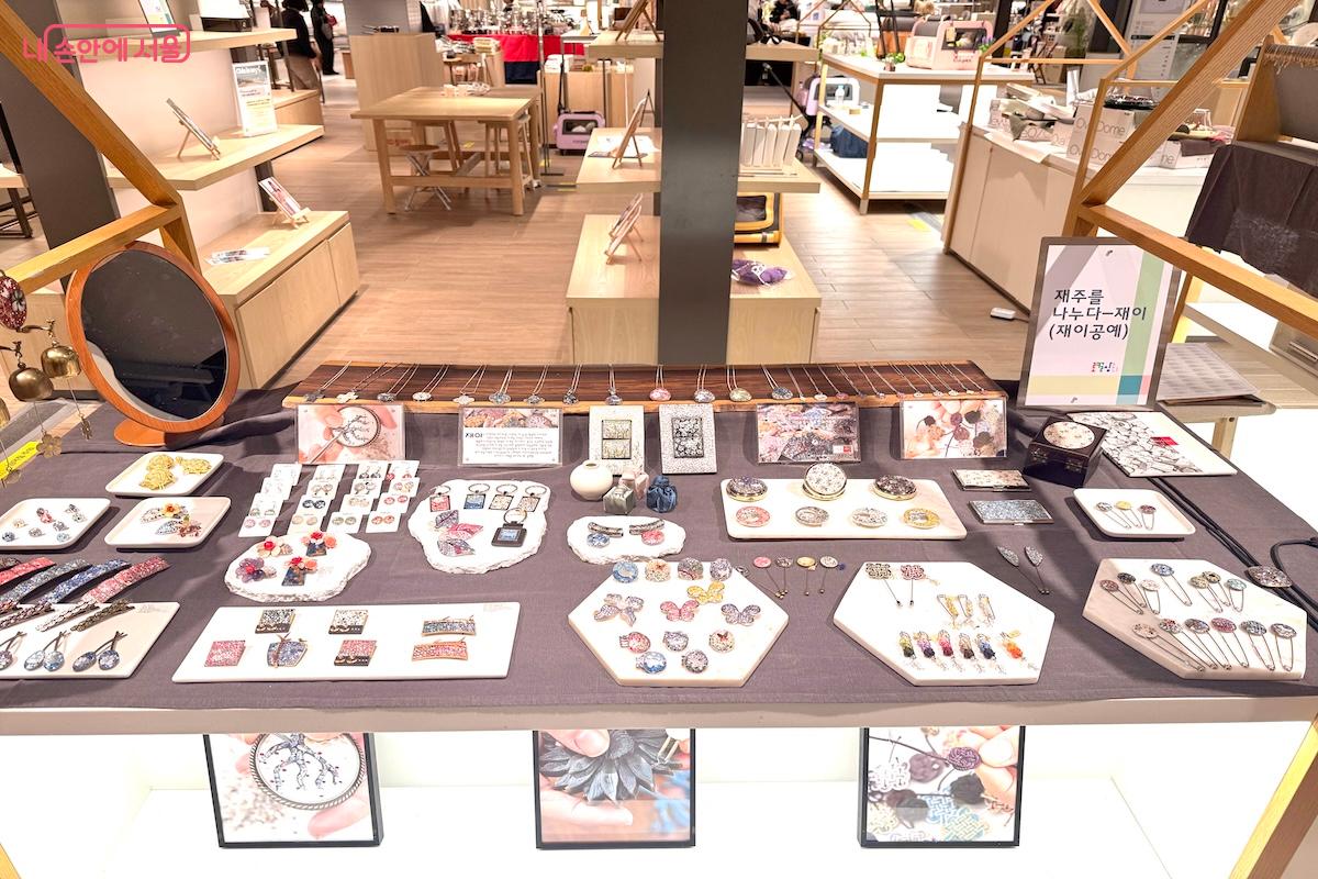 백화점을 찾은 고객들이 가성비 좋은 소품을 구매할 수 있는 경험을 제공하고 있다. &copy;서지희