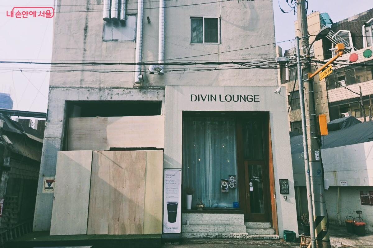 공장 건물의 뼈대를 그대로 살린 채 들어선 감각적인 카페와 라운지들 &copy;김건우