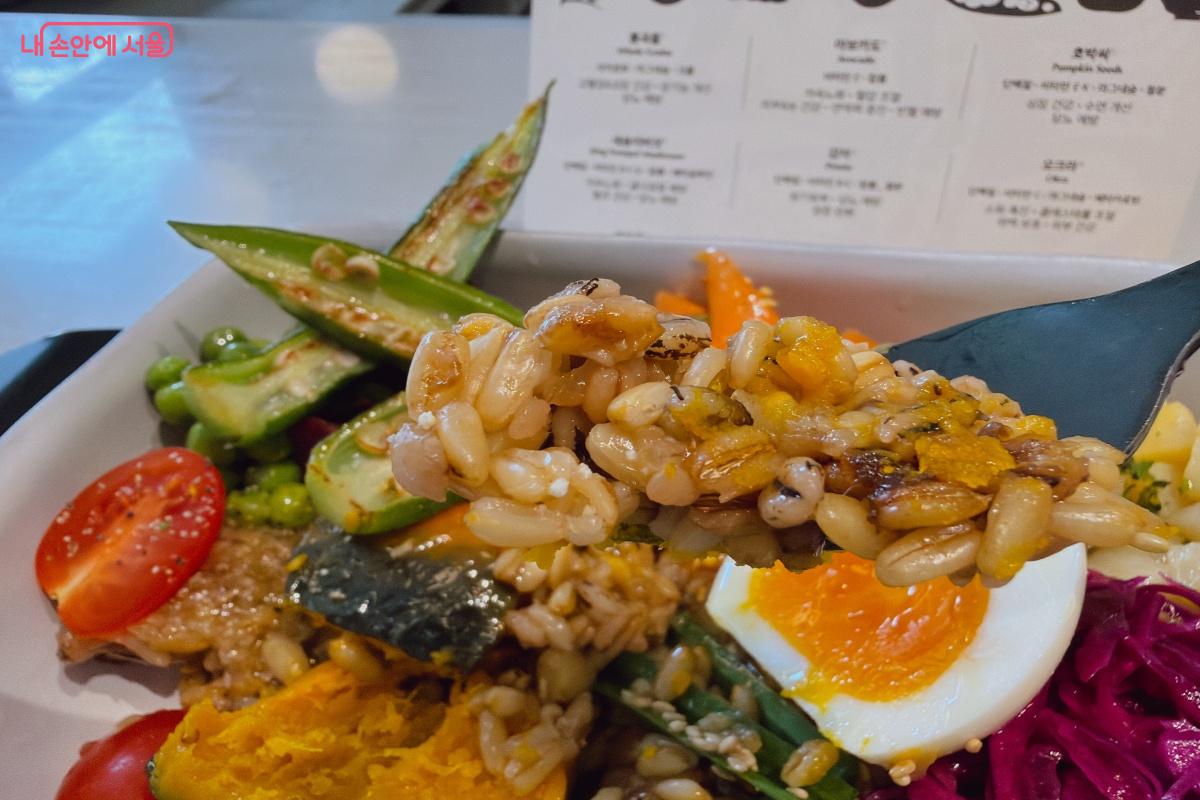 아래쪽에 통곡물밥이 있는데 거칠지 않고 고소하며 씹을 수록 단맛이 났다.