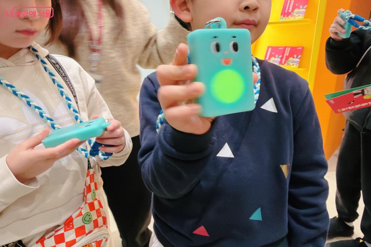 체험 미션 가이드 단말기인 '패롱이'를 착용해 이용하면 된다. ©노윤지