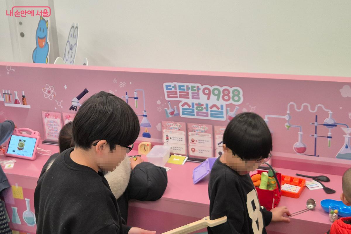 아이들이 미래의 과학자가 되어보는 &lsquo;덜달달9988 실험실&rsquo; &copy;이혜숙