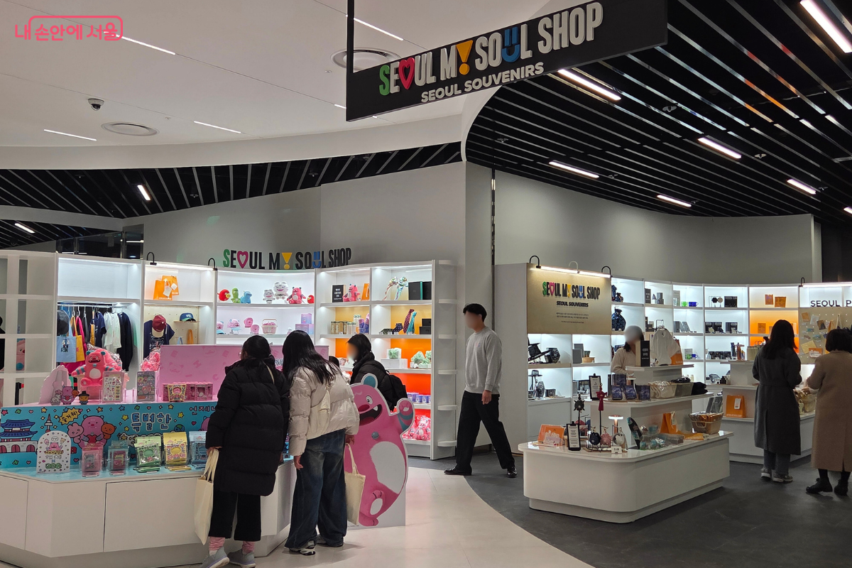 서울 해치 캐릭터 굿즈와 기념품을 판매하는 서울마이소울숍 ⓒ김승아