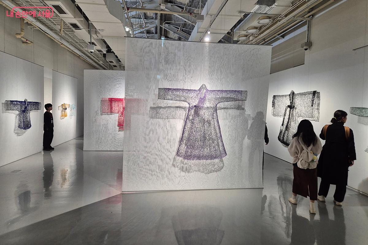 우리 고유의 의상 한복을 마치 나비의 투명한 날개 같이 표현한 작품들은 금기숙 작가의 트레이드 마크와 같다.