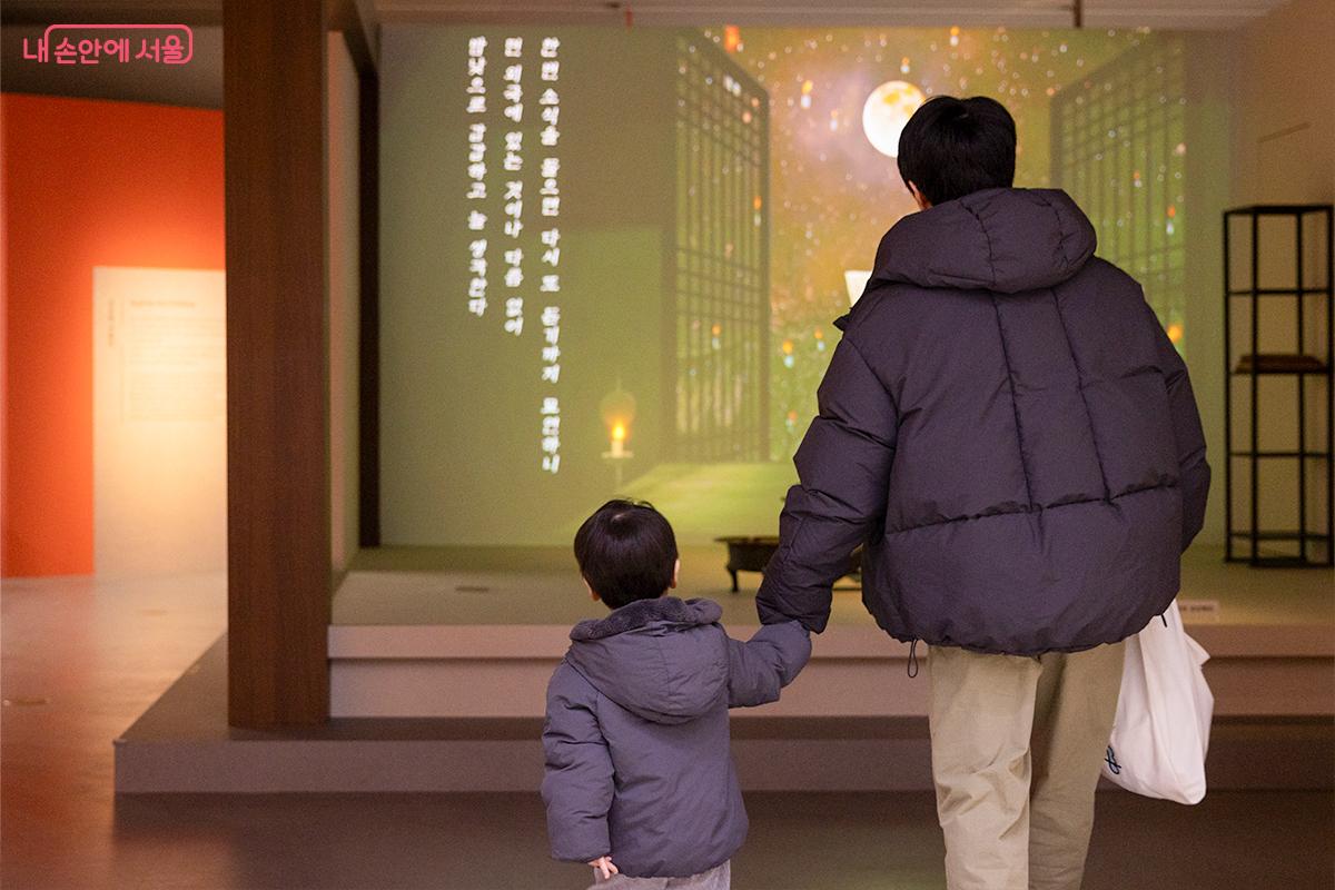 전시를 함께 관람하는 가족의 뒷모습ⓒ장신자