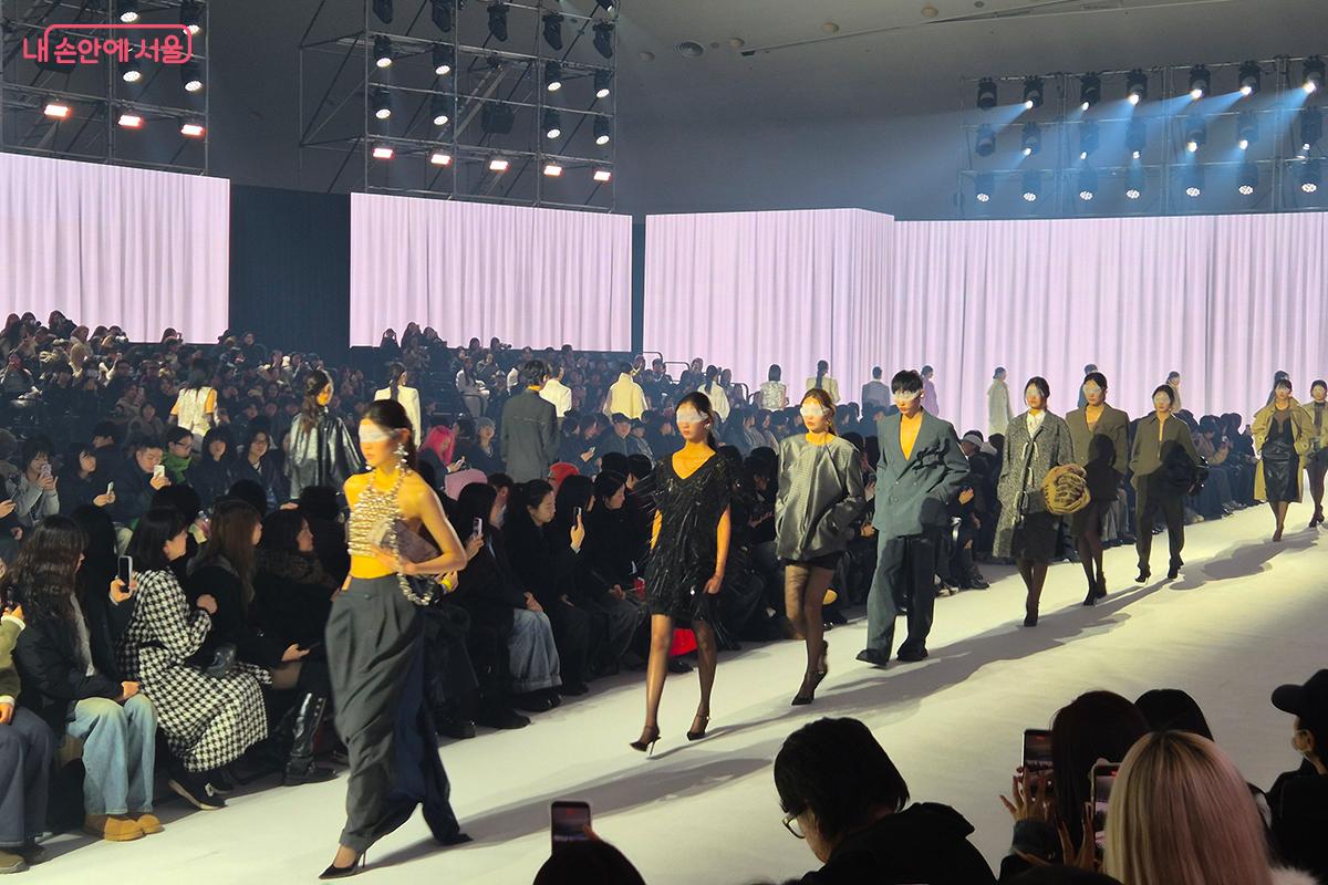 &lsquo;뮌&rsquo; 브랜드는 자유로운 콘셉트로 패턴&middot;봉제를 변주해 낯선 감각을 전한다. &copy;백승훈