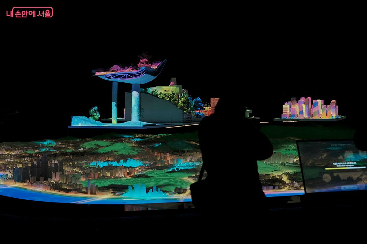 서울의 미래를 바꿀 주요 사업지의 세부 모형이 전시되어 있다. &copy;김아름