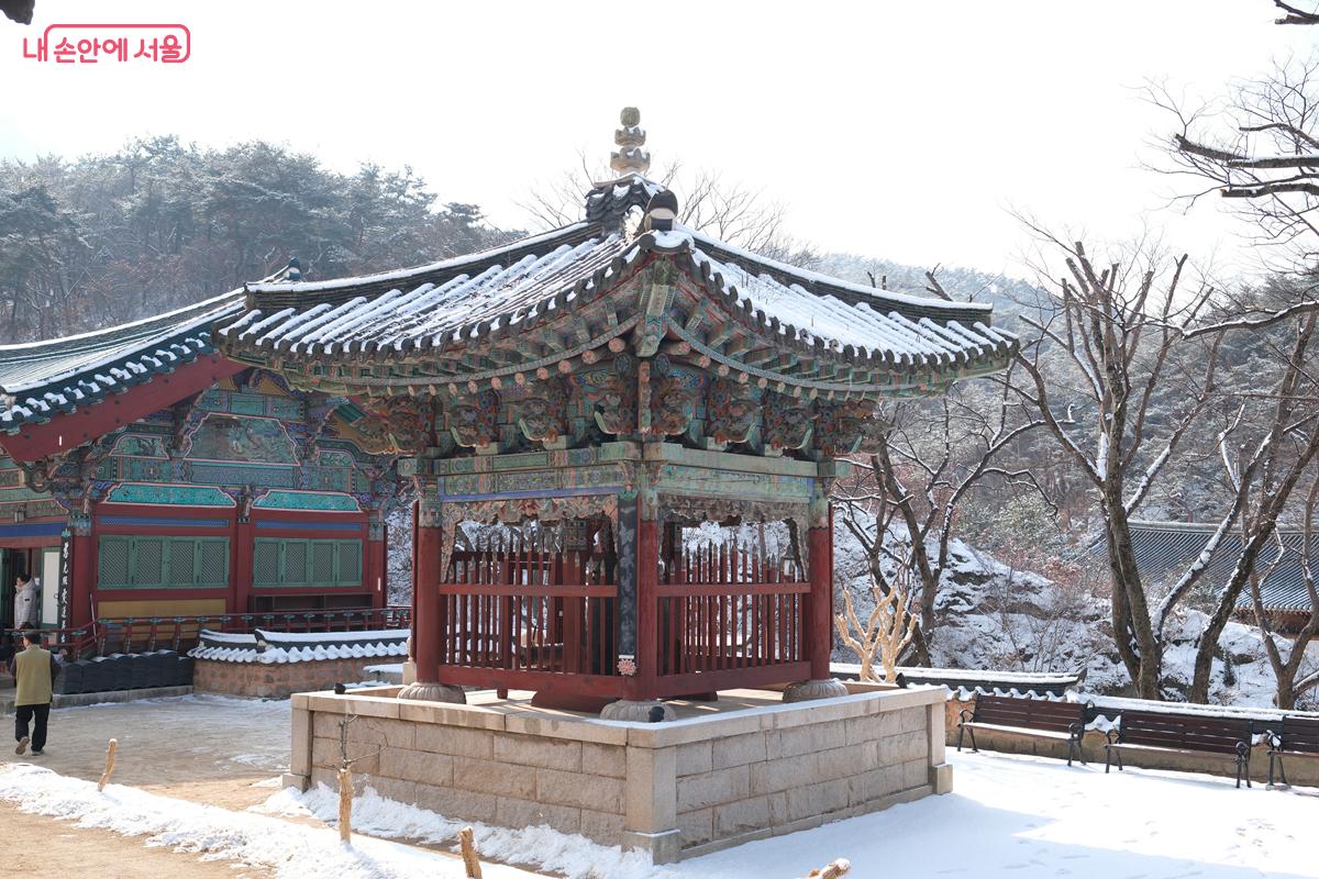 범종을 봉안한 동정각으로 규모는 작지만 상징성이 큰 목조건물이다. &copy;박우영