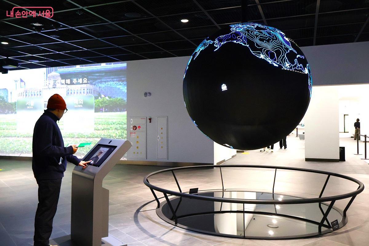 MR체험 월, 세계의 랜드마크 속으로 들어갈 수 있는 포토존과 지구 조형물에서 이미지를 변환해 저장할 수 있는 포토존 &copy;이봉덕 