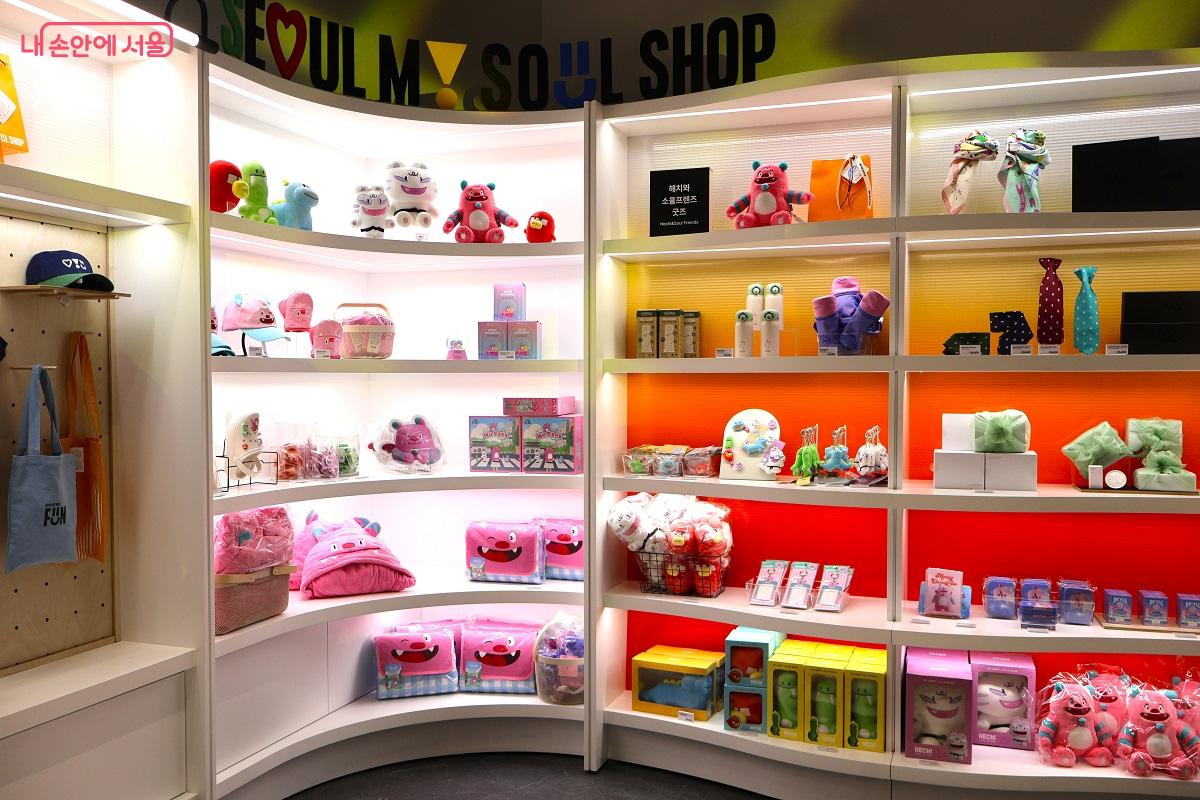 서울굿즈와 해치굿즈를 전시.판매하는 서울시 공식 판매관, 서울마이소울샵 &copy;이봉덕  