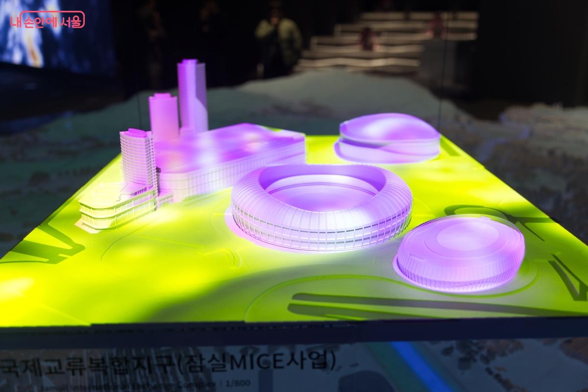 우리 서울의 대표 명소들이 알록달록한 조명과 모형으로 전시되어 재밌었다