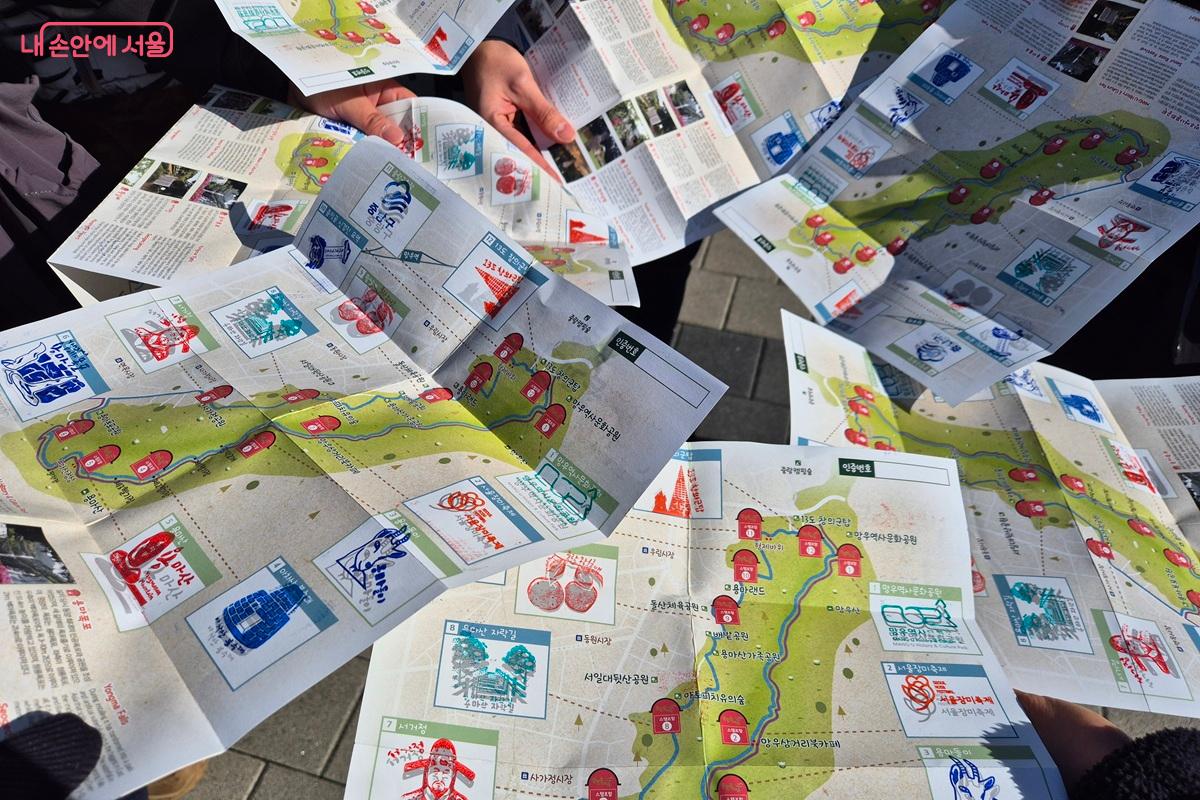 친구들과 함께 중랑둘레길을 걷고, 다함께 완성한 스탬프 북을 들고 찍은 사진이다. &copy;마가은