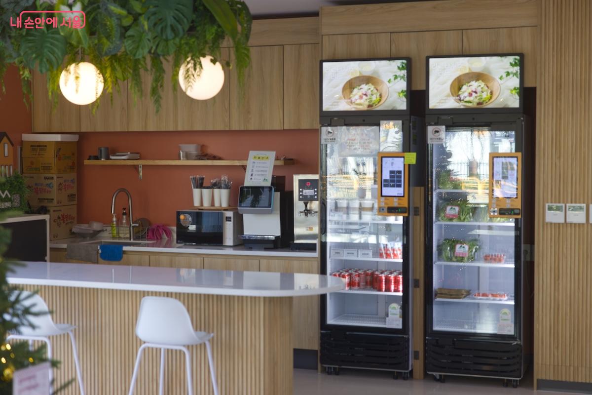 스마트팜 센터에서 직접 재배한 채소와 과일을 구매할 수 있다