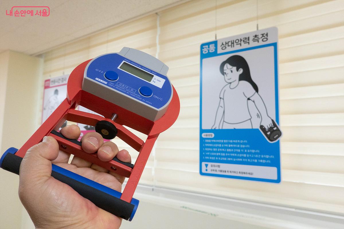 악력은 전신 근력의 바로미터. 손의 힘이 곧 몸의 힘이다. &copy;김인수