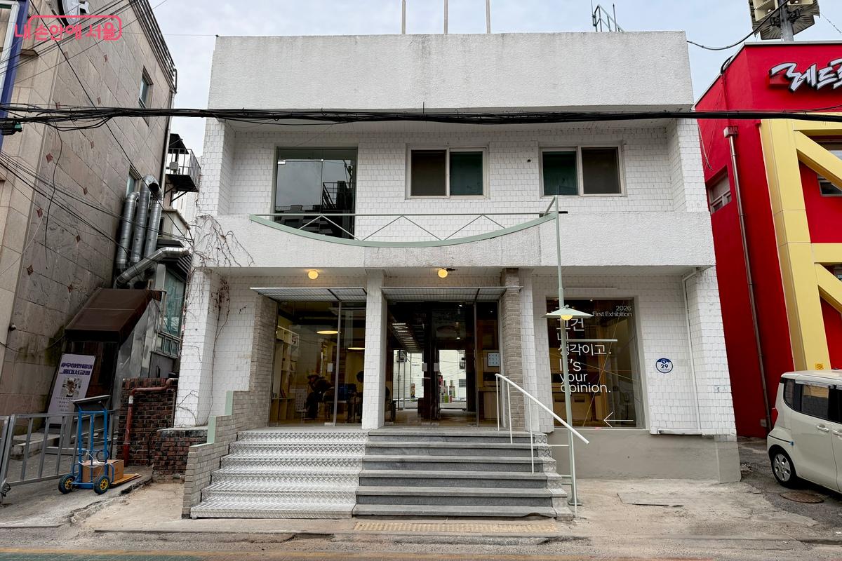 버려졌던 작은 공간이 동네의 즐거움을 만드는 거점으로 거듭난 서교 펀 활력소 &copy;임수영