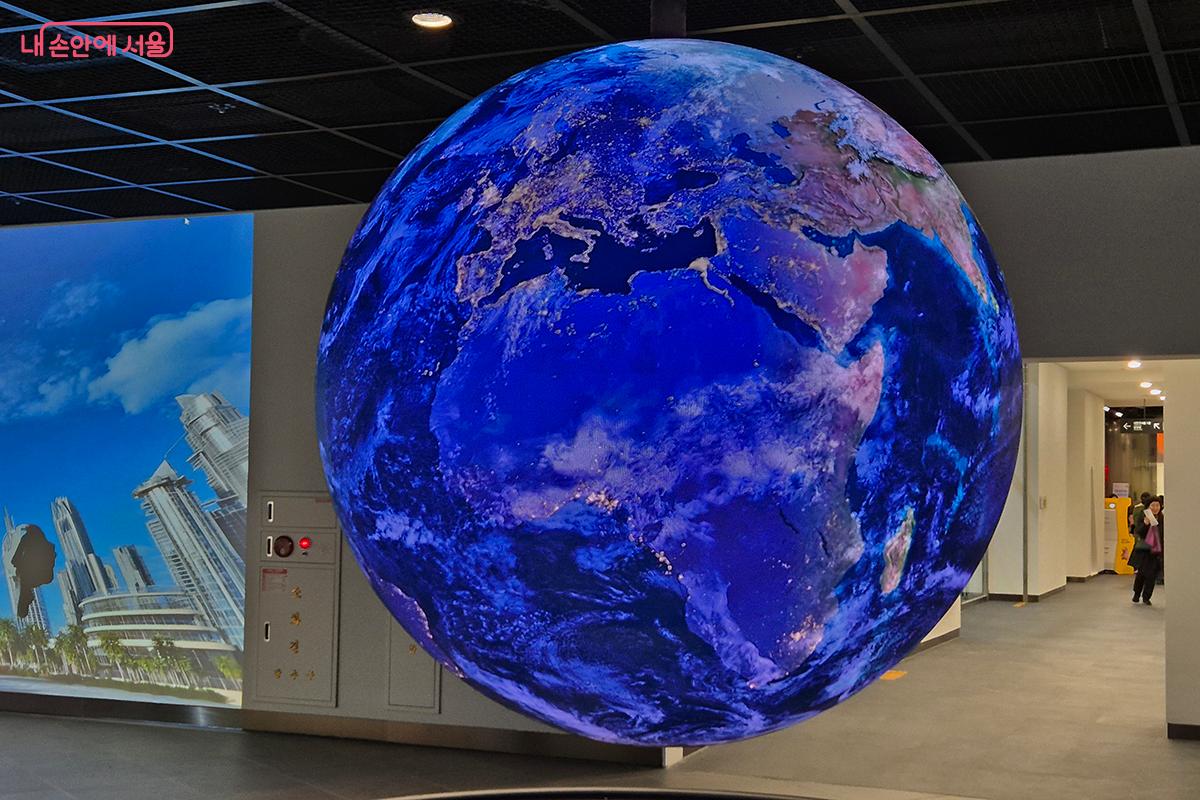 오늘날 지구의 모습, 세계 풍경 등 다양한 정보와 이야기가 담긴 지름 2m 지구 모양의 대형 &lsquo;미디어 스피어&rsquo;