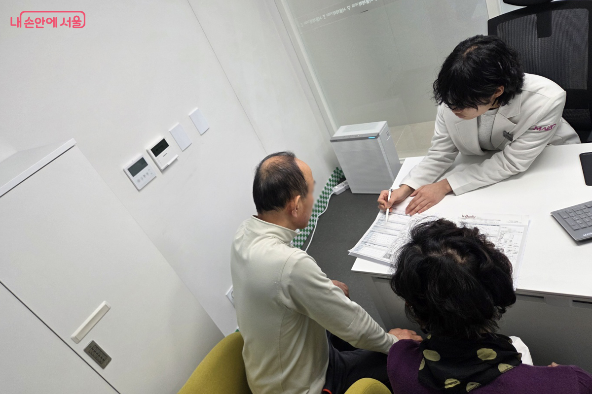  측정 끝난 뒤 결과지를  보며 전문가의 설명을 듣고 있다. &copy;장미화