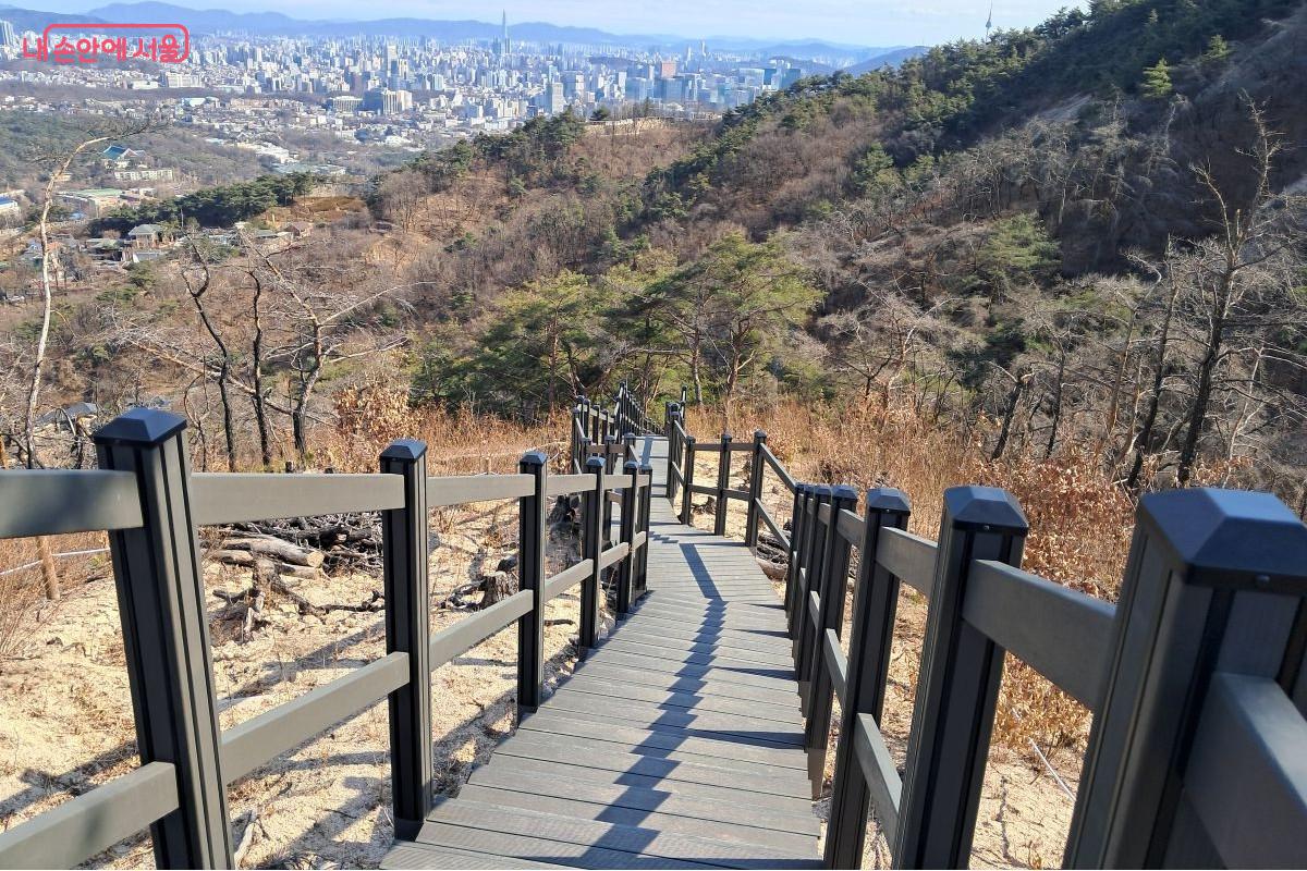 산불화재의 흔적을 지워내고 안전하게 정비된 부암동 방향으로 향하는 데크길