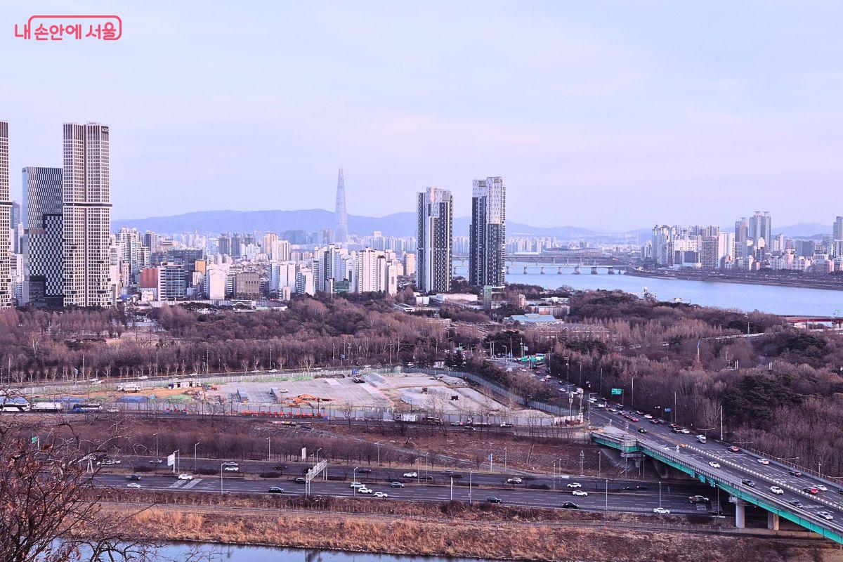 응봉산 정상에서 내려다본 서울숲과 옛 삼표 레미콘 공장 부지, 한강과 도심 스카이라인 전경