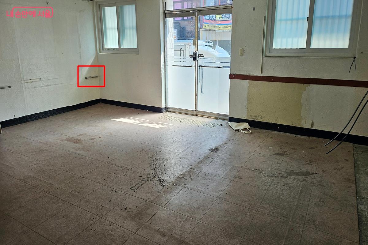 빨간색 테두리 안은 서교치안센터였을 때 수갑을 채워 놓았던 곳이다. &copy;김윤경