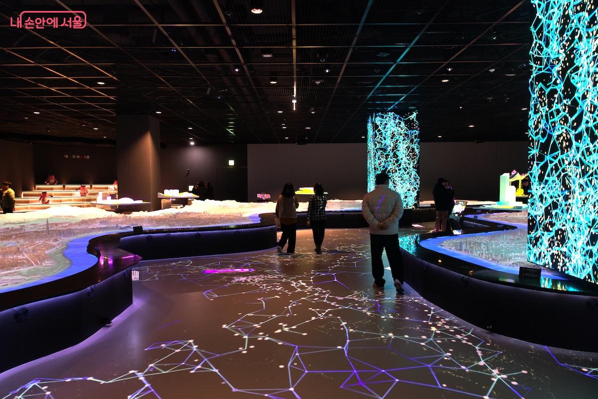 마치 우주선 내부에 있는 것처럼 미래지향적인 컨셉이 멋지다